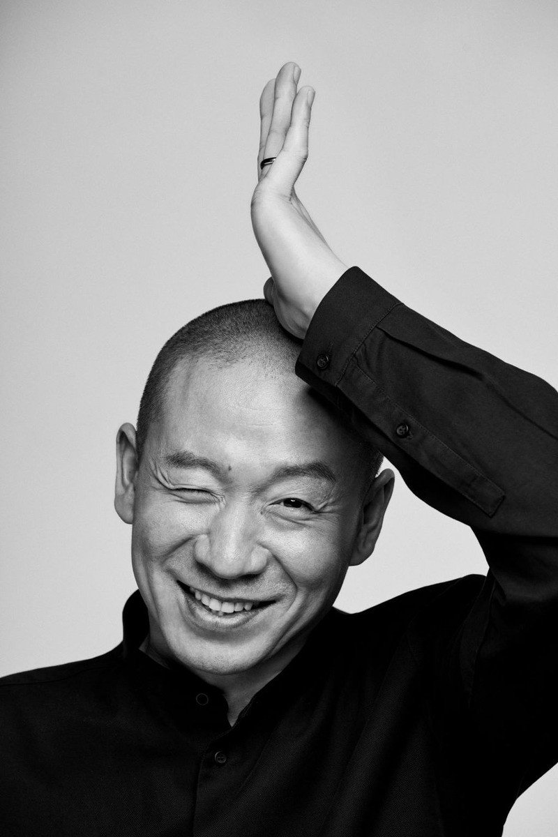 梁龙 as 老梁 in Sisterhood