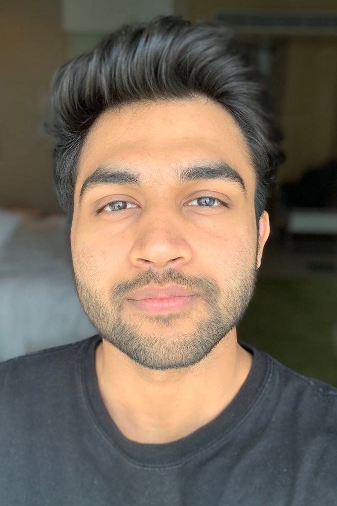 Abi Hassan as Pradeesh in Sila Nerangalil Sila Manidhargal