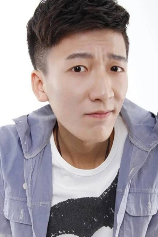 李卓航 as 结巴 in 木乃伊占领大东北