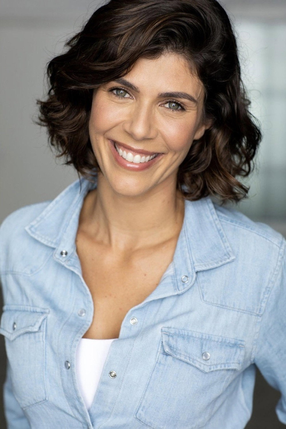 Bia Borin as The Translator in Mi Vecino el Cartel