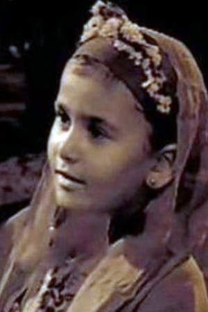 Azza Fouad as طفلة in عادات وتقاليد Adat W Takaleed