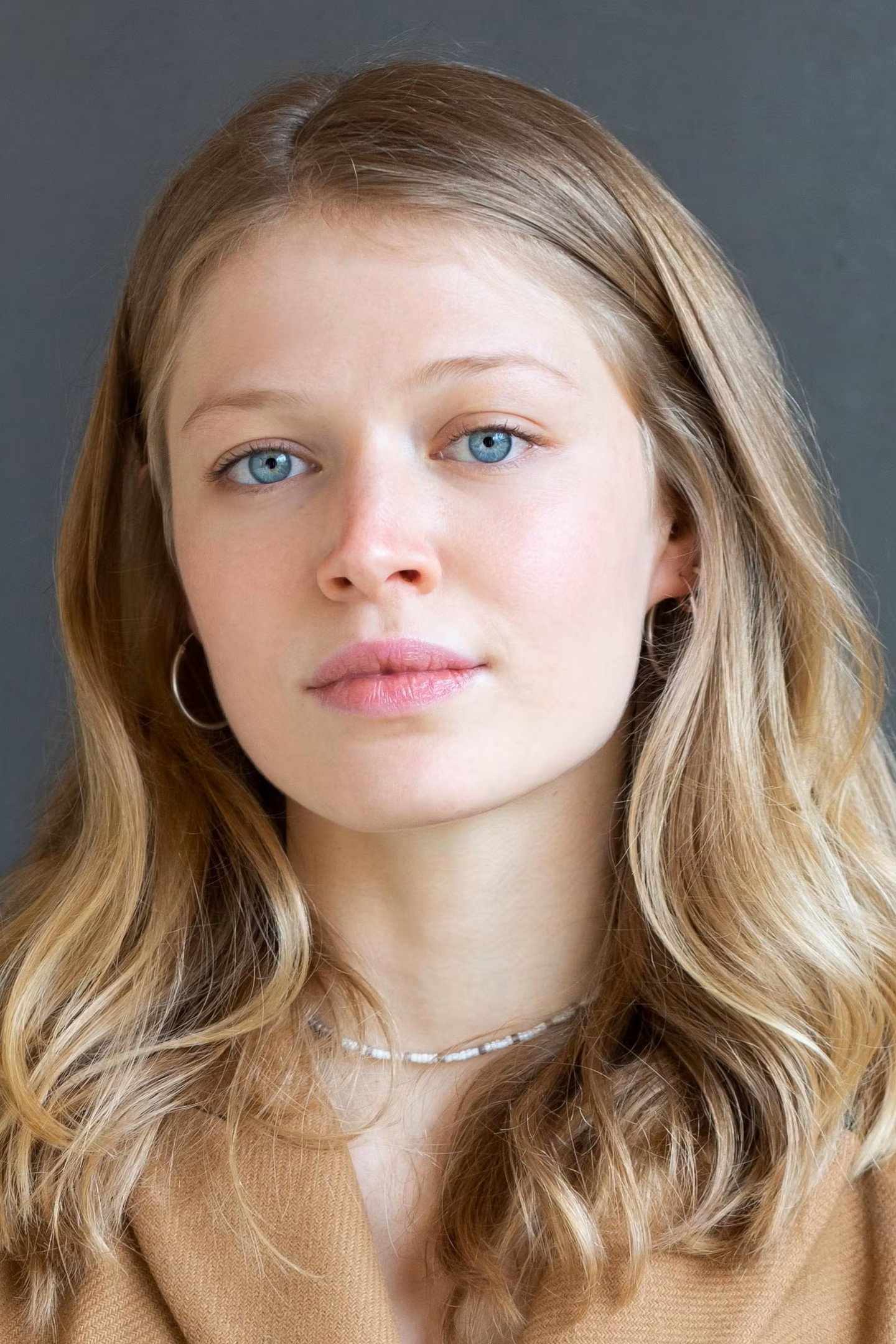 Nora Islei as Anni in Westwall