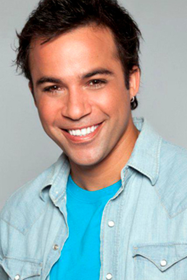 Renzo Schuller as Víctor in Así Nomas