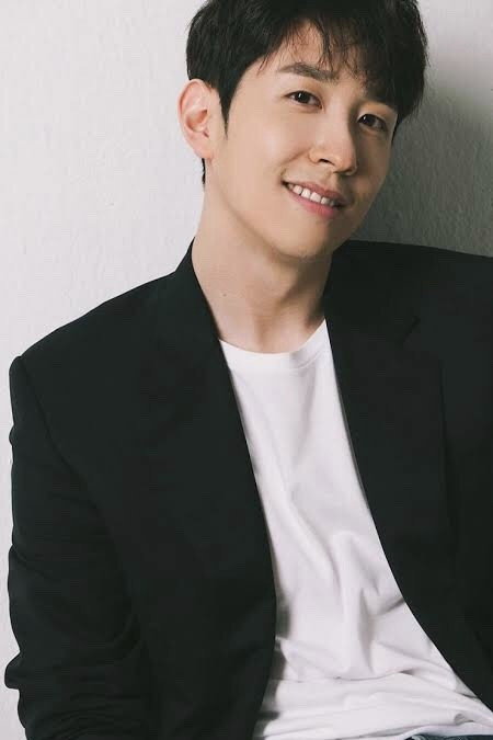 안태환 as Choi Jin-dong in Mystic Pop-up Bar