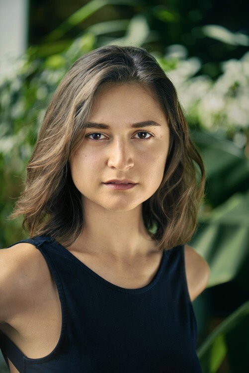 Isabella Nefar as Yassi in Reading Lolita in Tehran