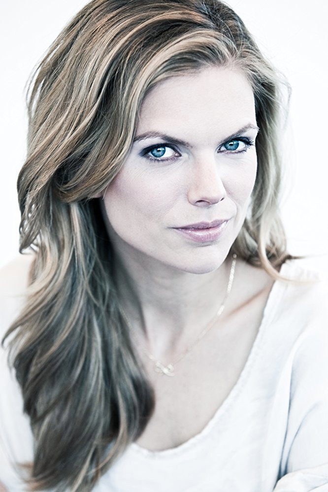 Tamara Brinkman as Cathelijne de Wind in Bureau Raampoort