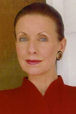 Peggy Walton-Walker as Delia Peletier in Lapin 360