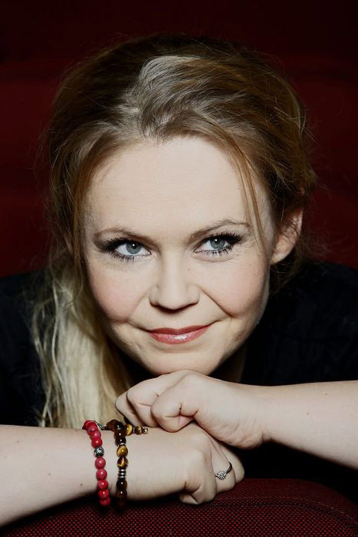 Tinna Hrafnsdóttir as Anna in The Cliff