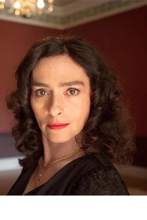 Brana Bajic as Lara Robinson in Stranded