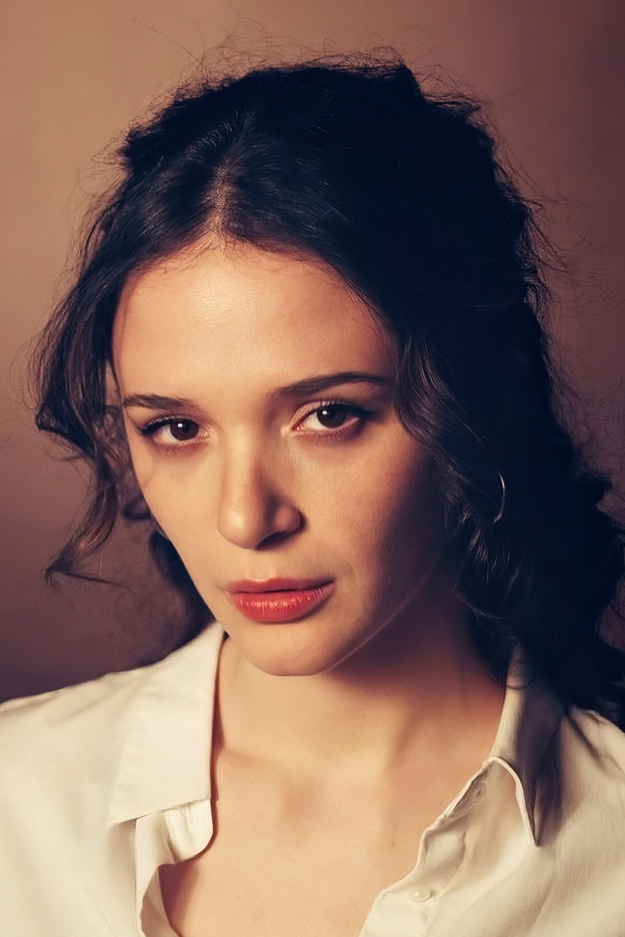 Rozafa Celaj as Flora in Housekeeping for Beginners