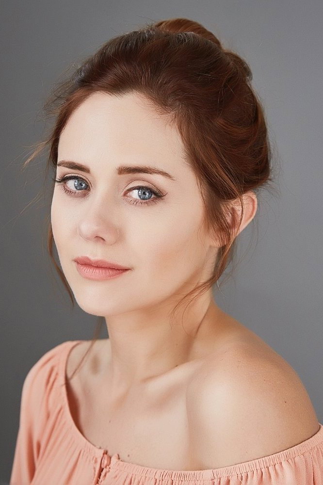 Haley Strode as Taryn in Wendell & Vinnie