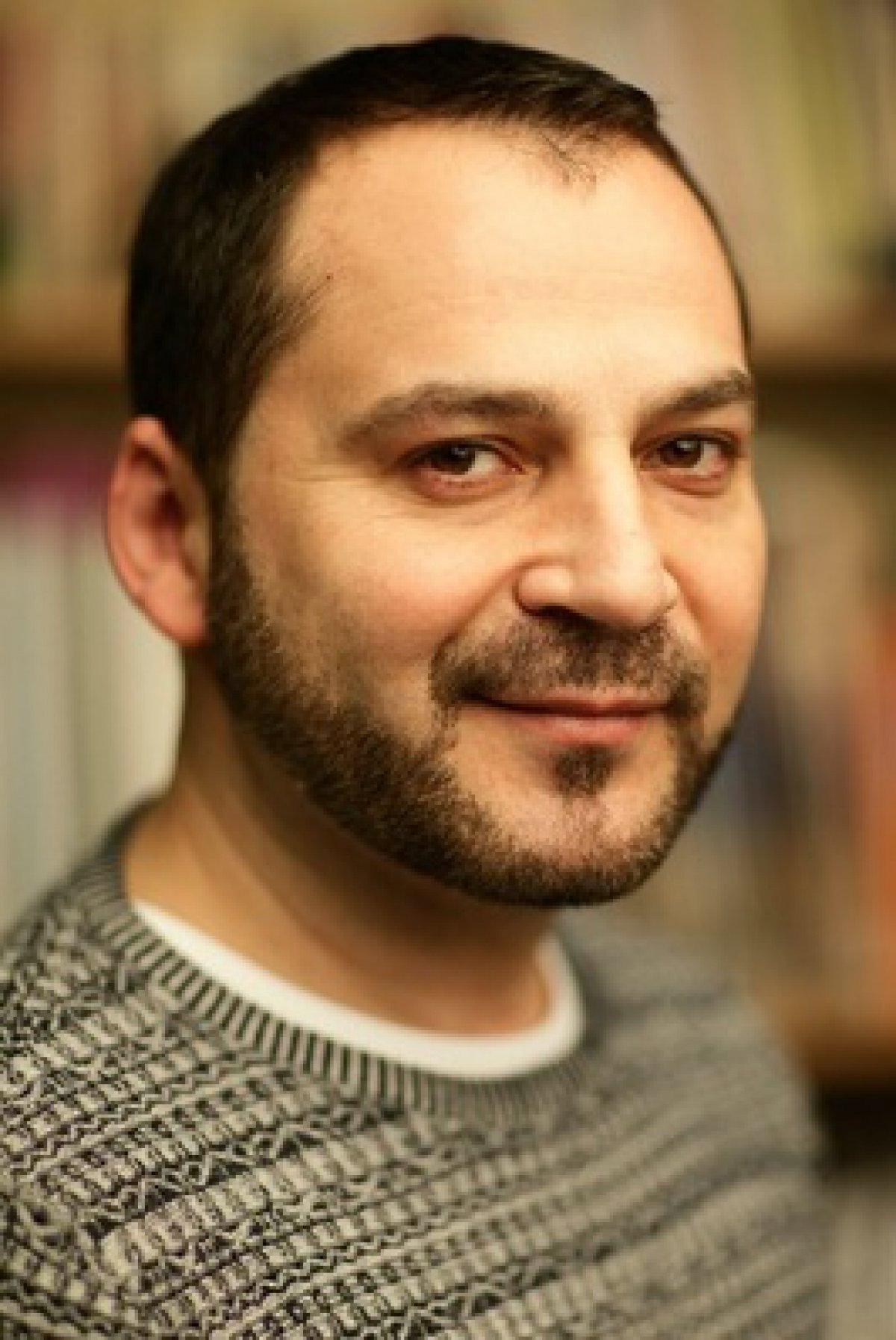 Teoman Mermutlu as Sunucu in Strawberry Cake