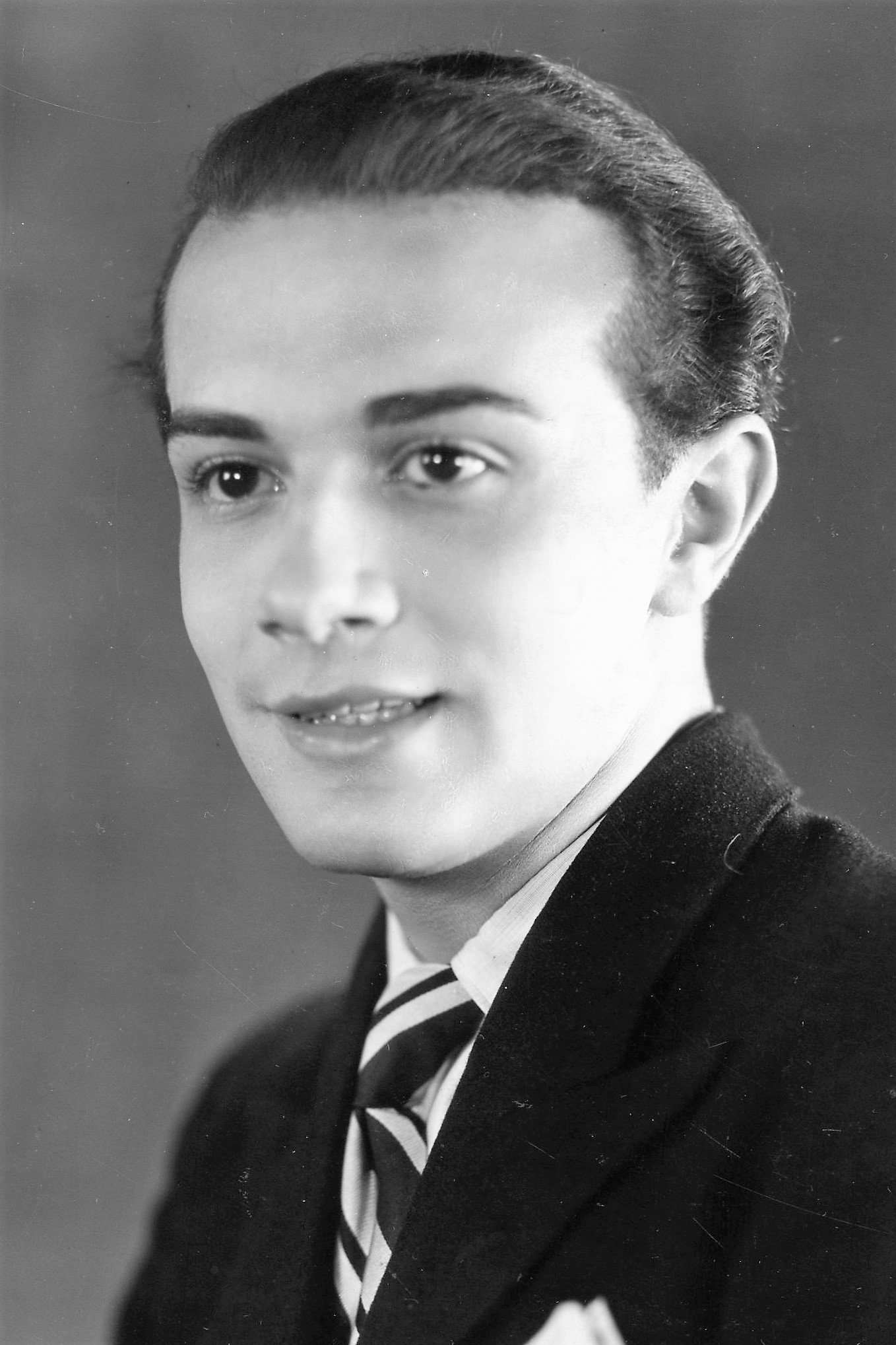 Robert Hommet as Young Man (uncredited) in Un chien andalou