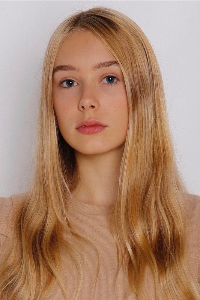 Sidwell Weber as Chloe in Plus jamais possible