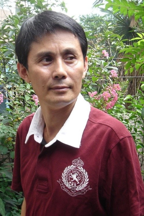 Hucheng Li as Grandpa Zheng in So Long for Love