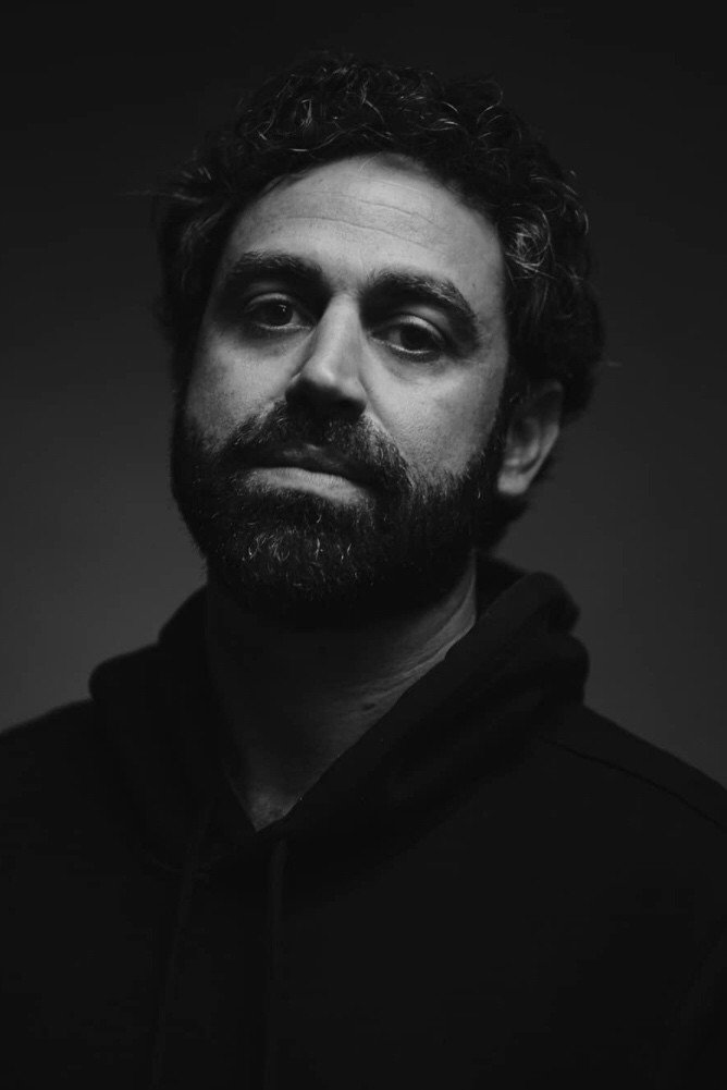 Simon Frankel as Jorge in Encoberto