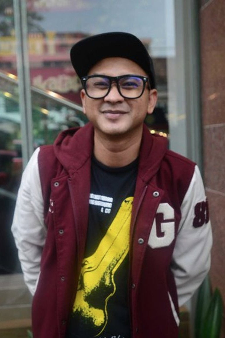 Lembu Wiworo Jati as Papi Junot in 1000 Balon
