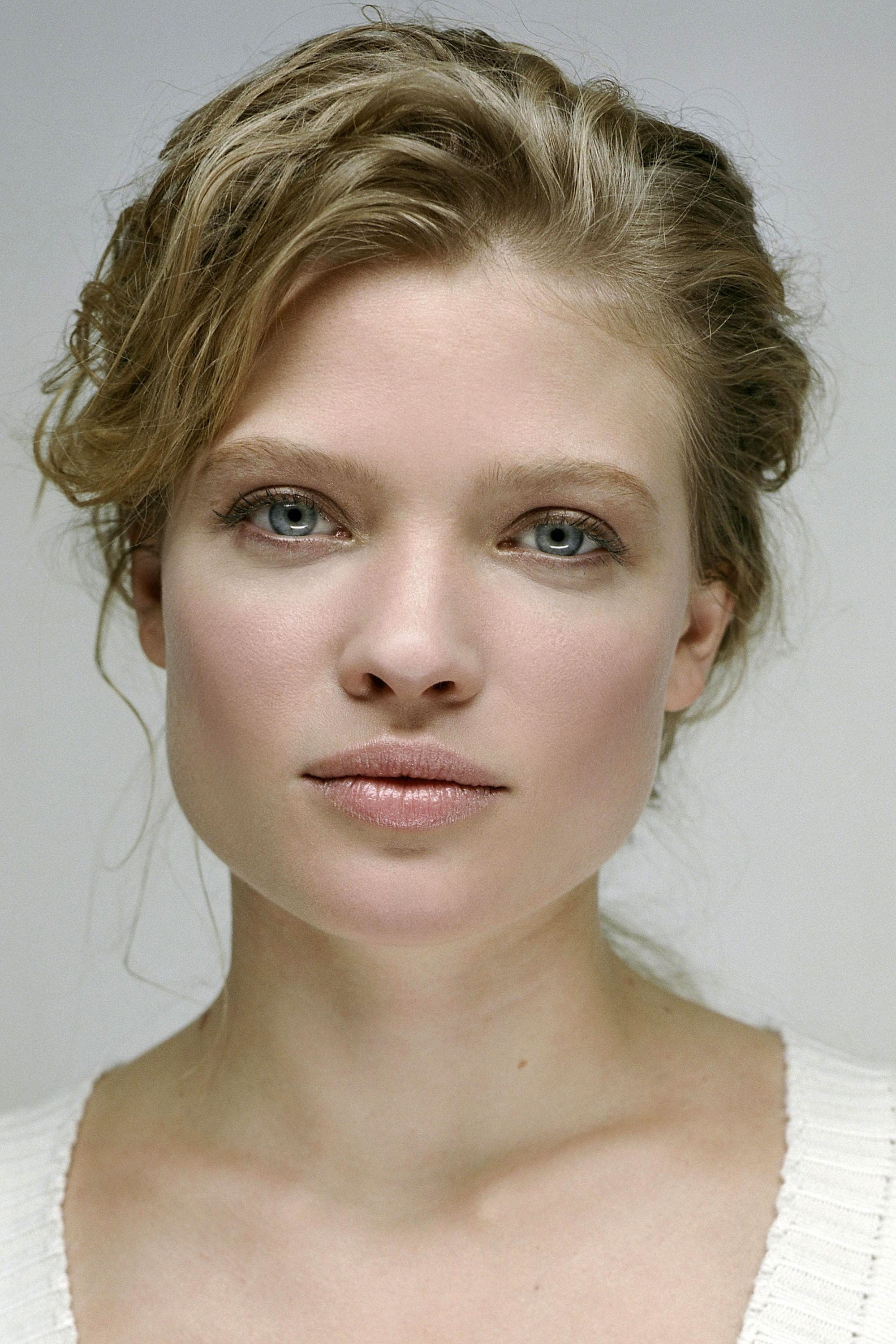Mélanie Thierry as Nadia (Younger Sister) in Pardonnez-moi