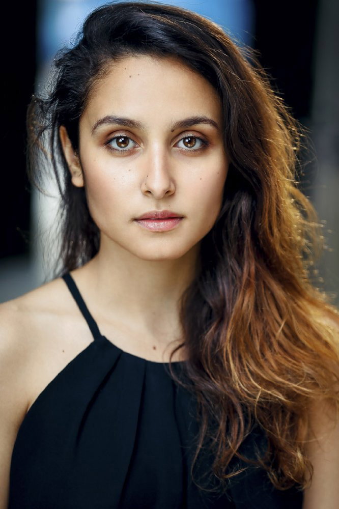 Sarah Perles as Julia in Opération Portugal 2 : La Vie de château