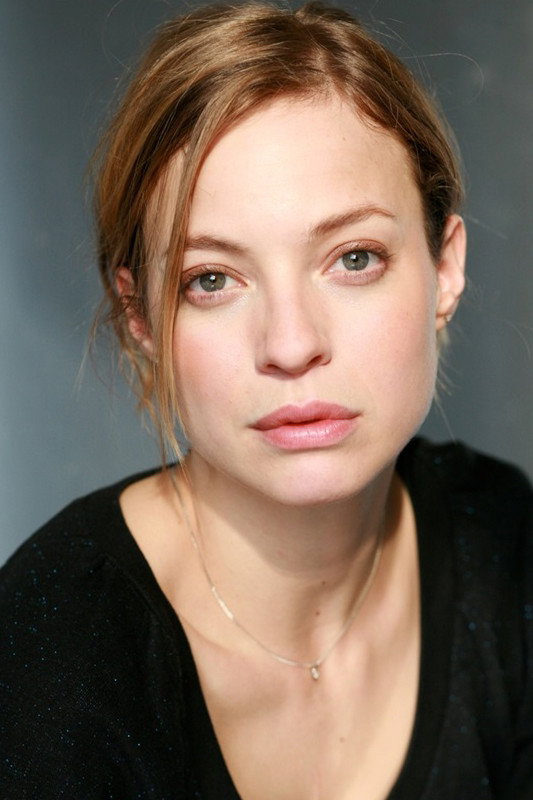 Elodie Frenck as Juliette Valle in Suspectes