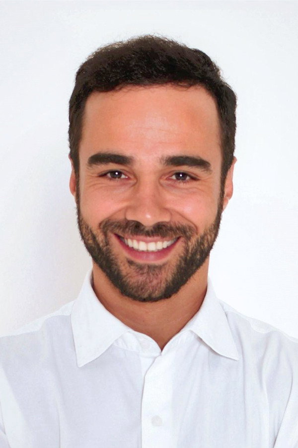 Beto Marden as Self - Host in Ídolos