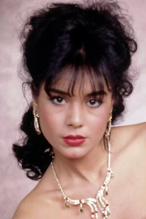Deniz Akbulut as Zeynep in Yaşamak Haram Oldu