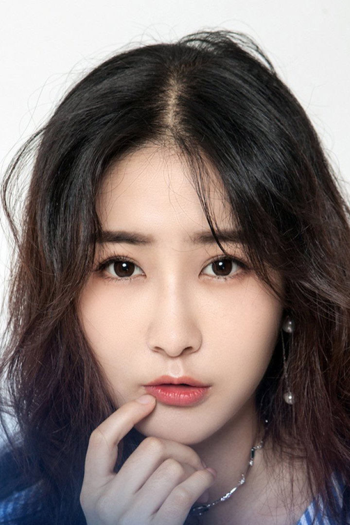Eliza Liang as Qi Yu in Excellent Investor