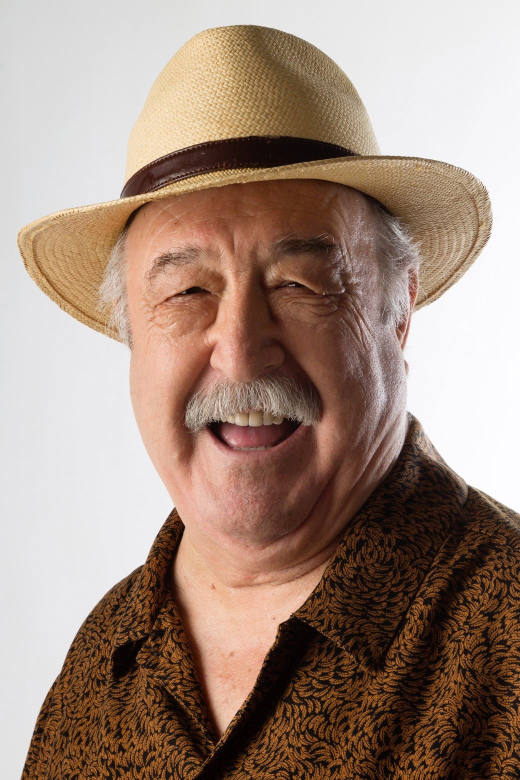 Juli Mira as Eduardo in Las cerezas del cementerio