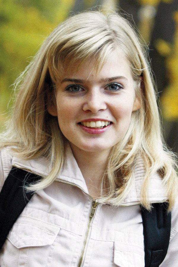 Nikol Štíbrová as Karolína Krausová in Pojišťovna štěstí