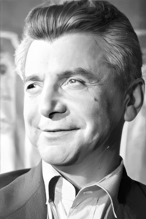 Szczepan Baczyński as Newspaper Editor in Domek z kart
