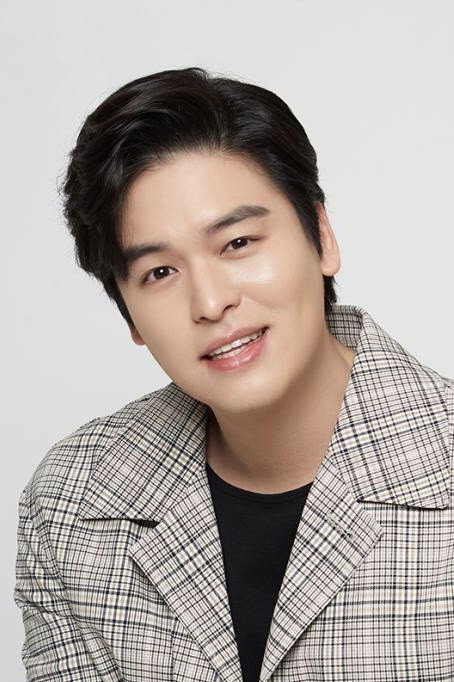 이장우 as Shin Jo-woon in The Heavenly Idol