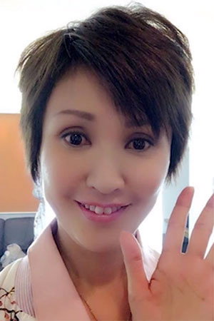 萩原佐代子 as Mitsuko in Suicide Club