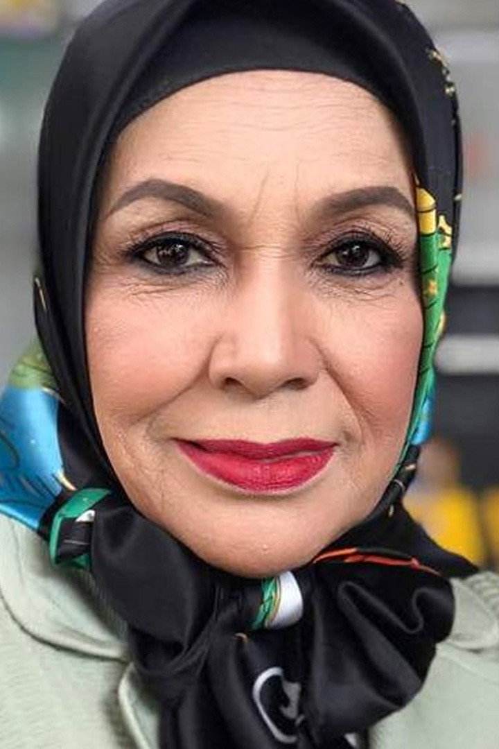 Ku Faridah as Malik's Mother in KL Gangster