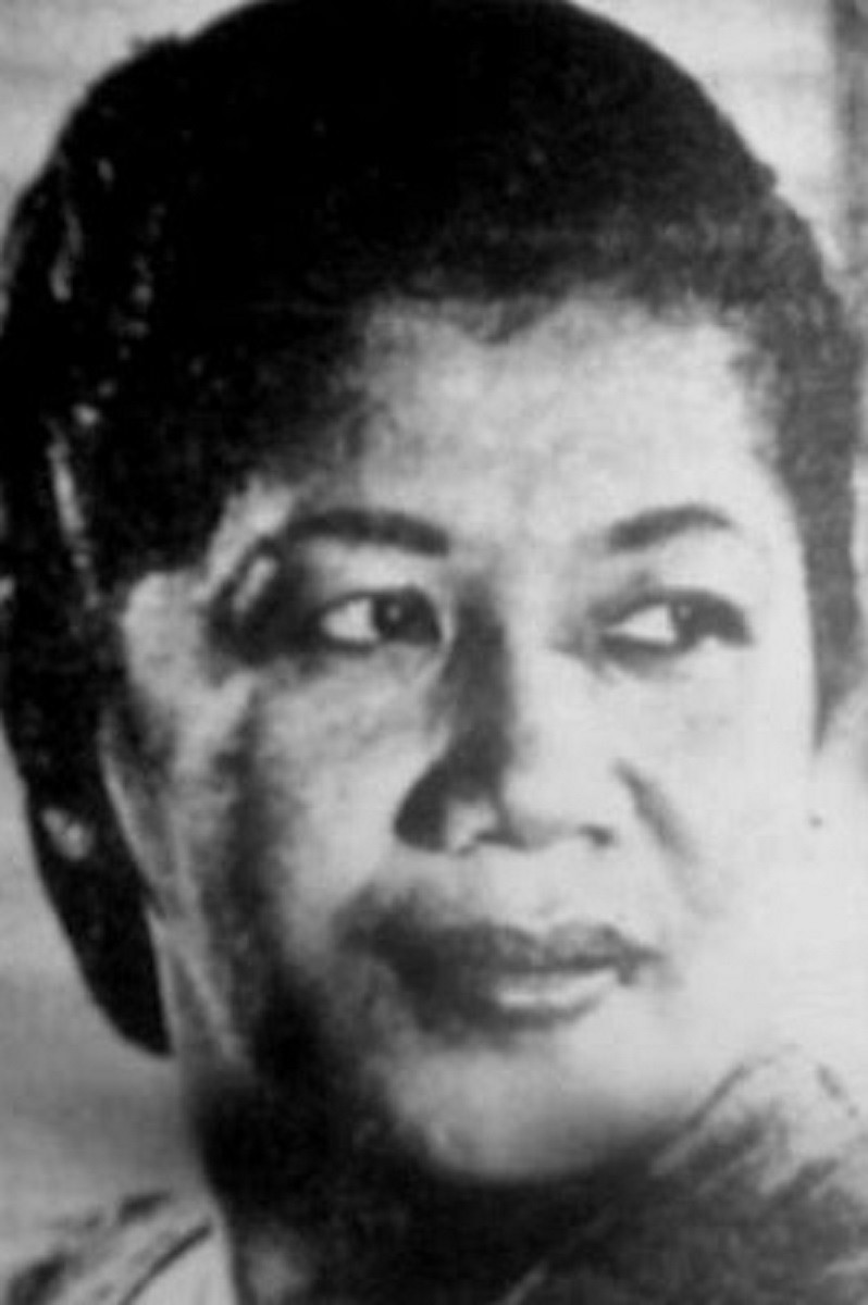 Siti Tanjung Perak as Suratna in Sapphire