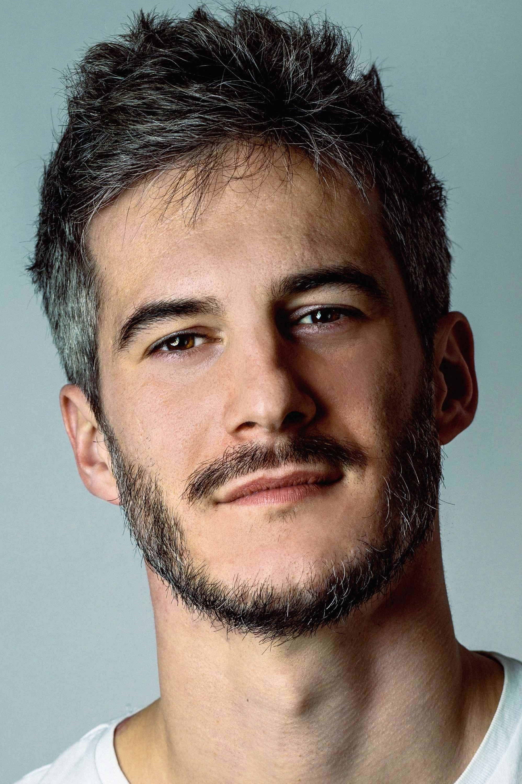 Ángel Velasco as Jorge in He Doesn't Drive