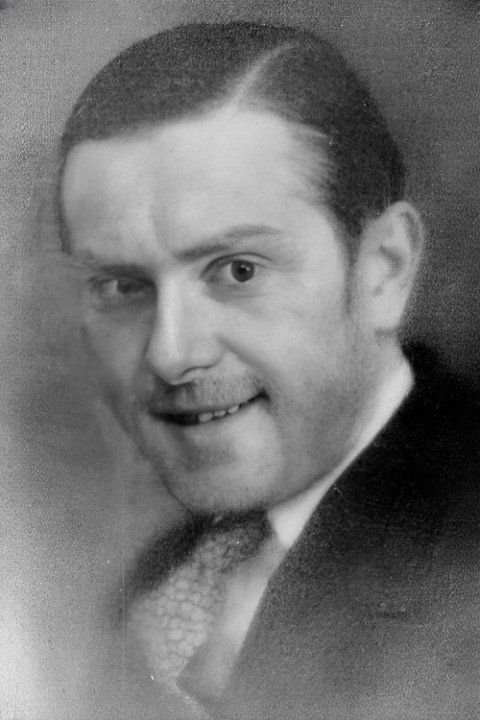 Gabriel Gobin as Paul, le serveur et cuisinier du bar in Dedee