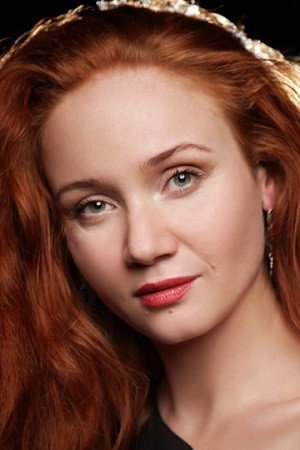 Anastasiya Voskresenskaya as reciter in Pink Or Bell