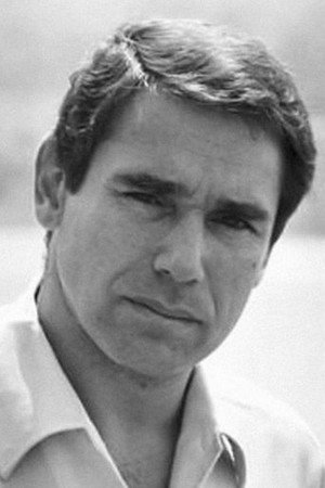 Robert Hossein as L'aviateur in Venus Beauty Institute