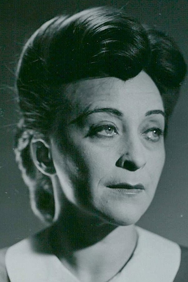 Mimi Pollak as Eva, Garters dotter in The Amateur Film