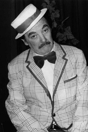 Robin Hunter as Lieutenant Pouter in HMS Paradise