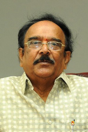 Venkateswara Rao Paruchuri as Seenu's father in Nee Sneham