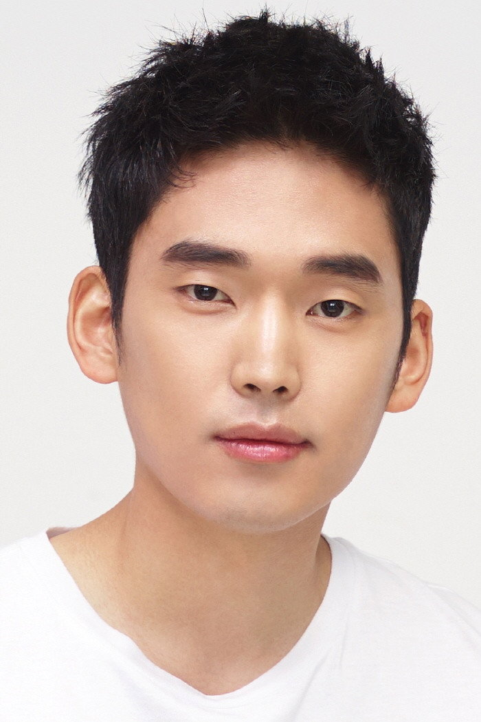 최준영 as Myeong-ho in Light for the Youth