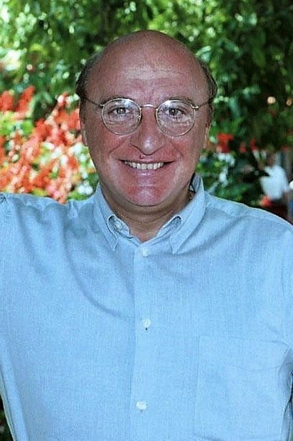 Raúl Sender as Agustín in Silver-beet Face