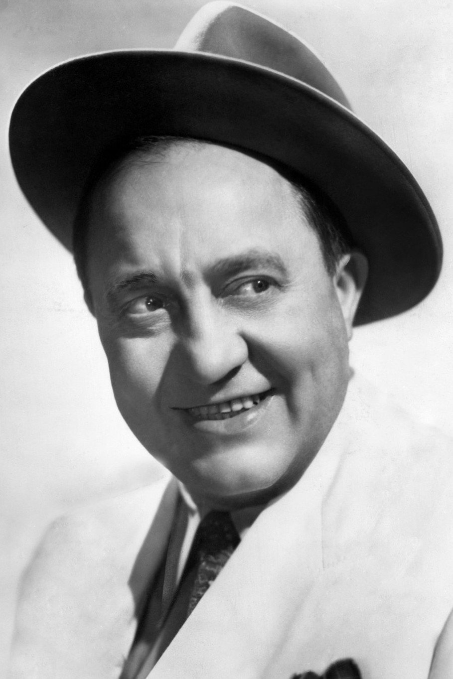 Chic Johnson as Chic Johnson in Hellzapoppin'
