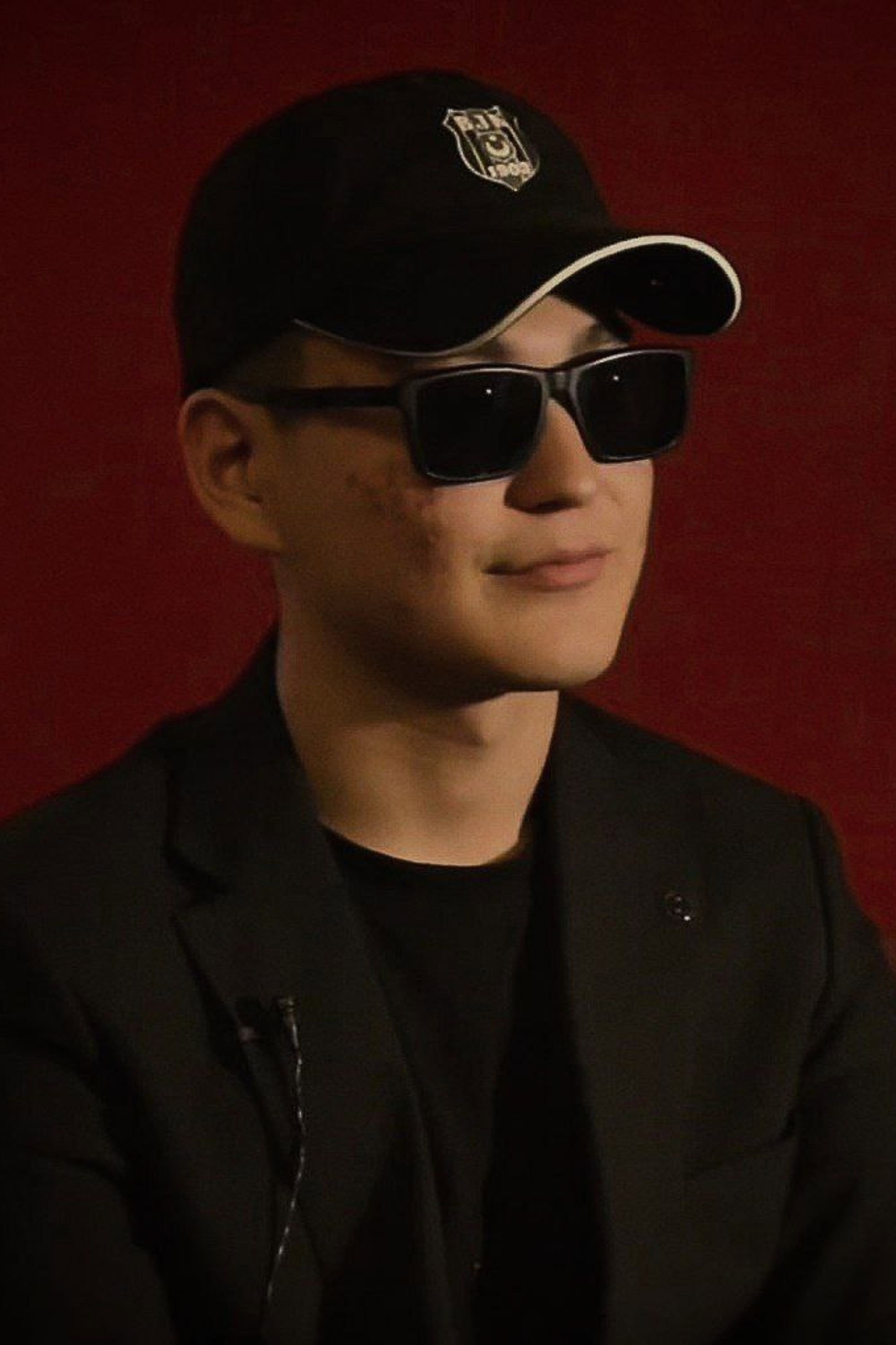 Кайсар Бекешев as Paranoid Android in PARANdrOID
