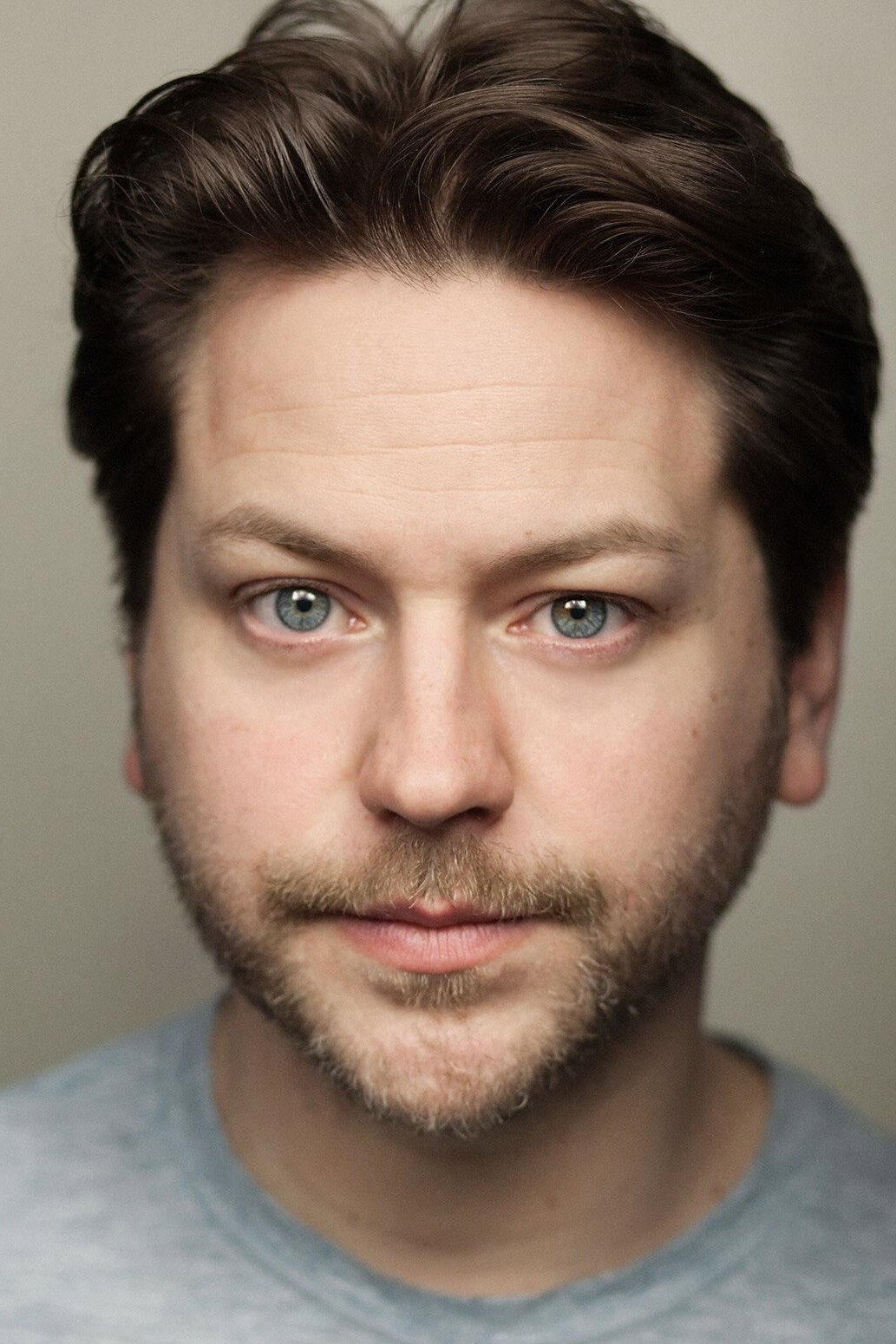 Neil Grainger as Neil in Smoggie Queens