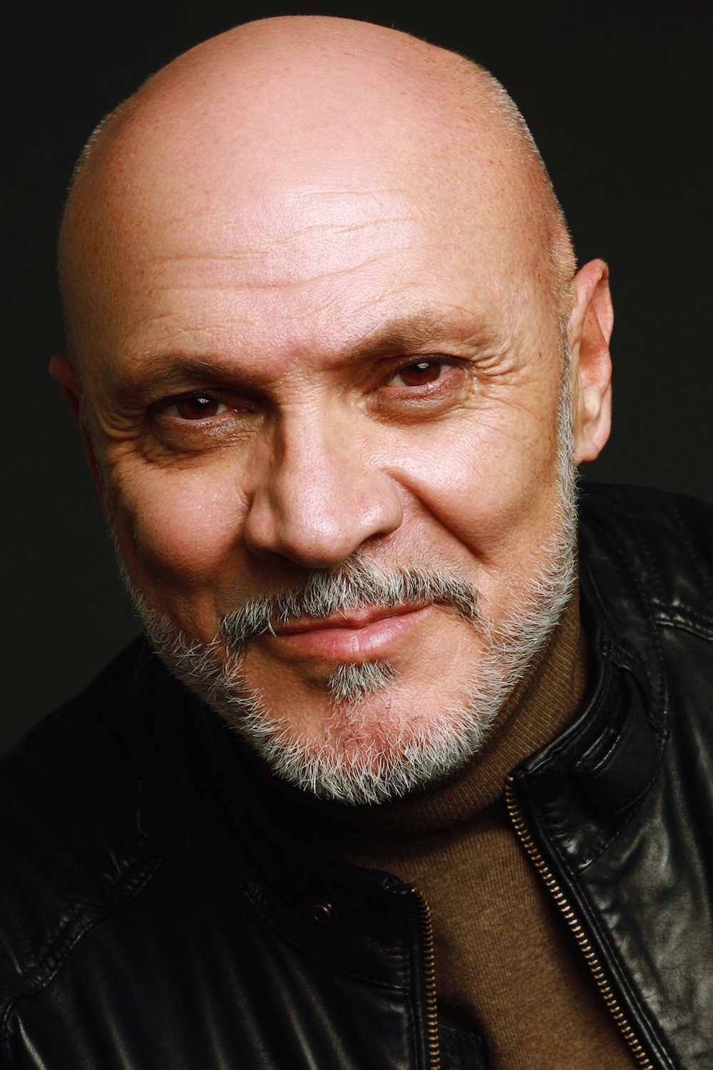 Juan Fernández as Don Antonio Lobo in Tierra de lobos