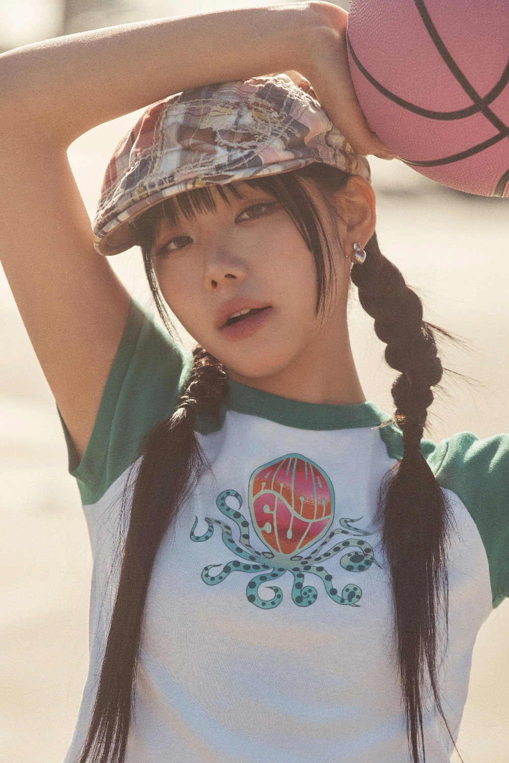 새나 as Self - Contestant in Dancing High