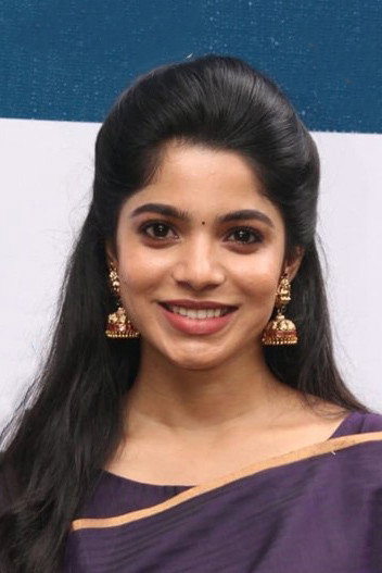 Divyabharathi as Latha Vijayakumar in Journey