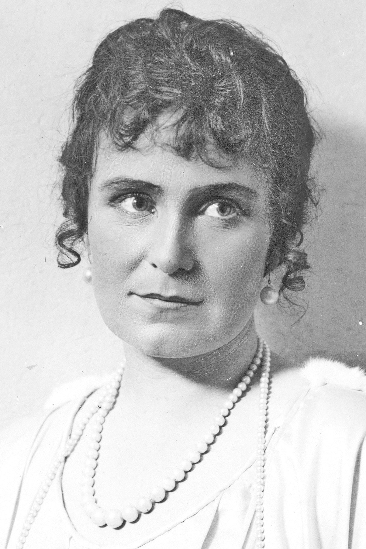 Edith Erastoff as Ester in Marea alta